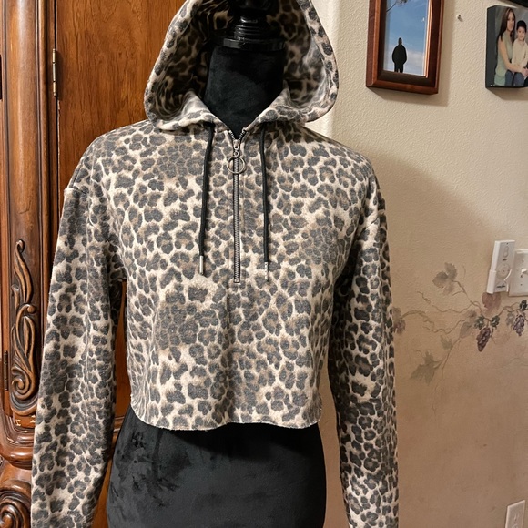 AMP| Tops | Cheetah Print Cropped
Hoodie - Picture 2 of 4